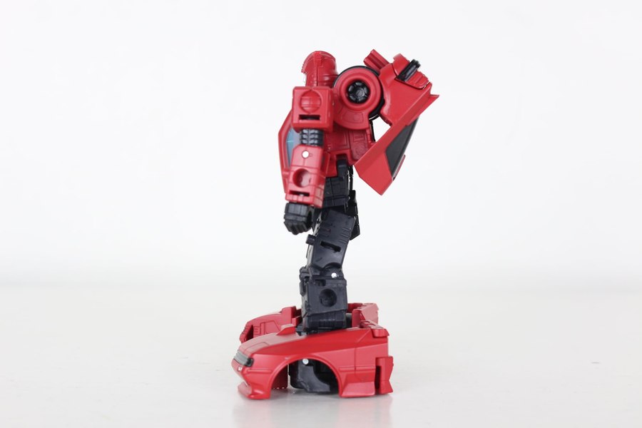 Earthrise Cliffjumper In Hand Photos And More Size Comparisons 03 (3 of 12)